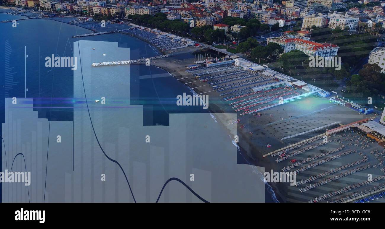 Esposizione di ombrelloni e sedie a sdraio lungo la riva della città costiera, con moli ed edifici Foto Stock