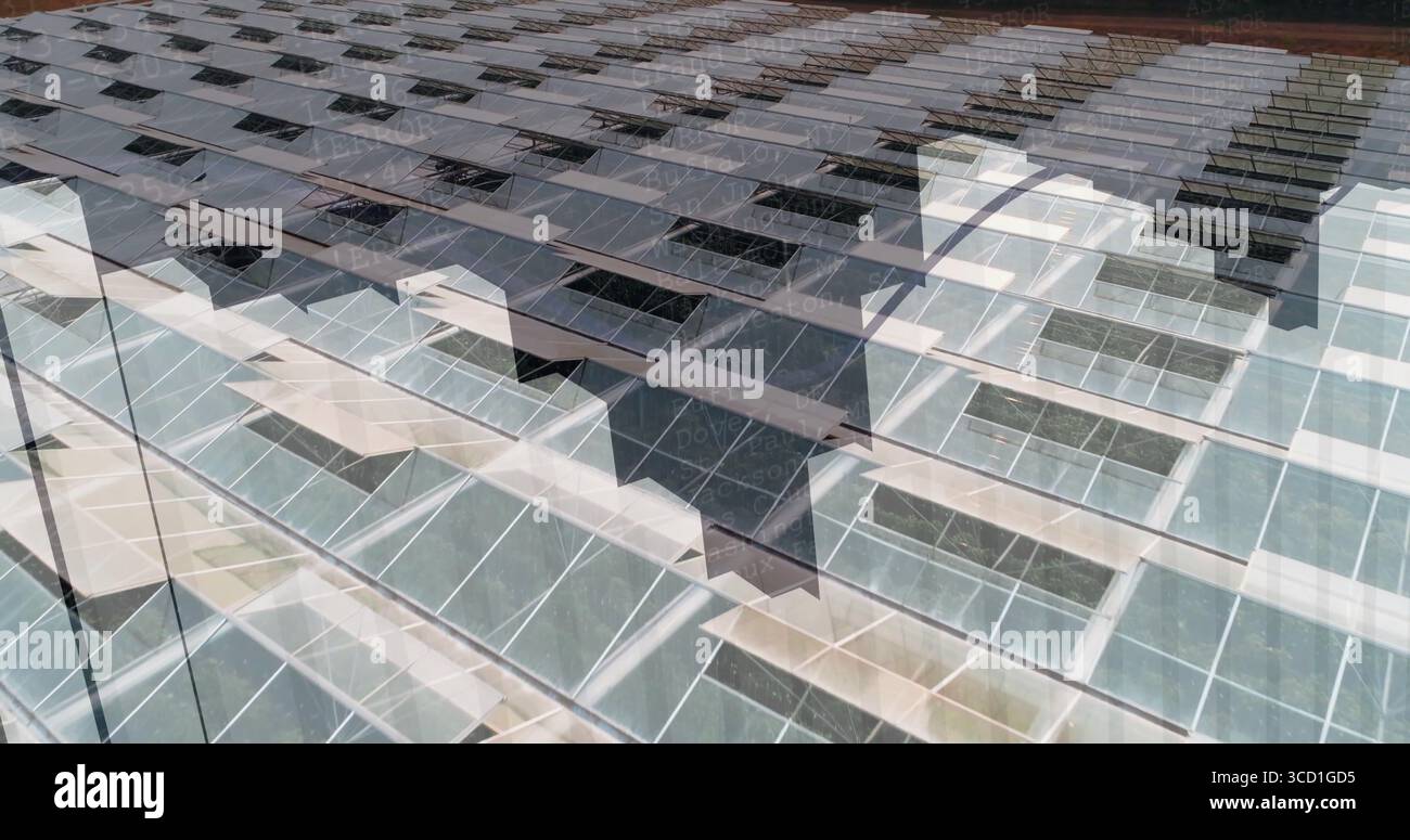 Griglia di formazione di pannelli in vetro e travi metalliche sulla struttura del tetto, con superfici riflettenti Foto Stock