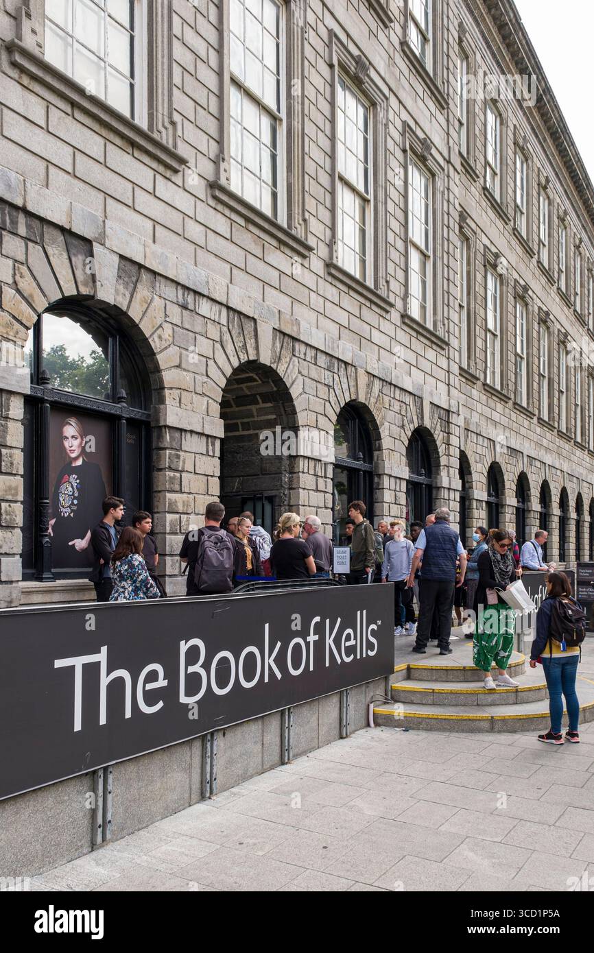 Persone in fila per l'ingresso al Libro di Kells presso la Trinity College Library, University of Dublin Trinity College, College Green, Dublino, Irlanda Foto Stock