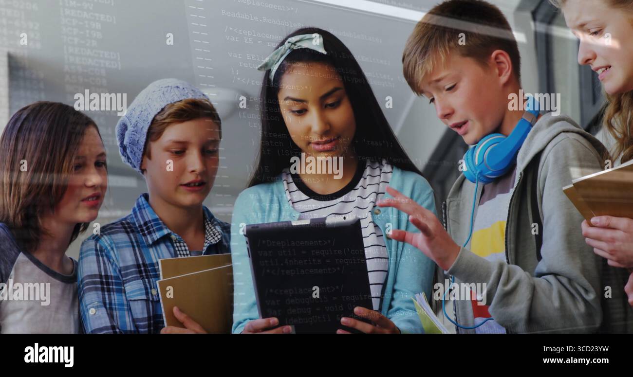 Riunire cinque studenti che collaborano su un tablet nel corridoio scolastico, con notebook cuffie penna Foto Stock