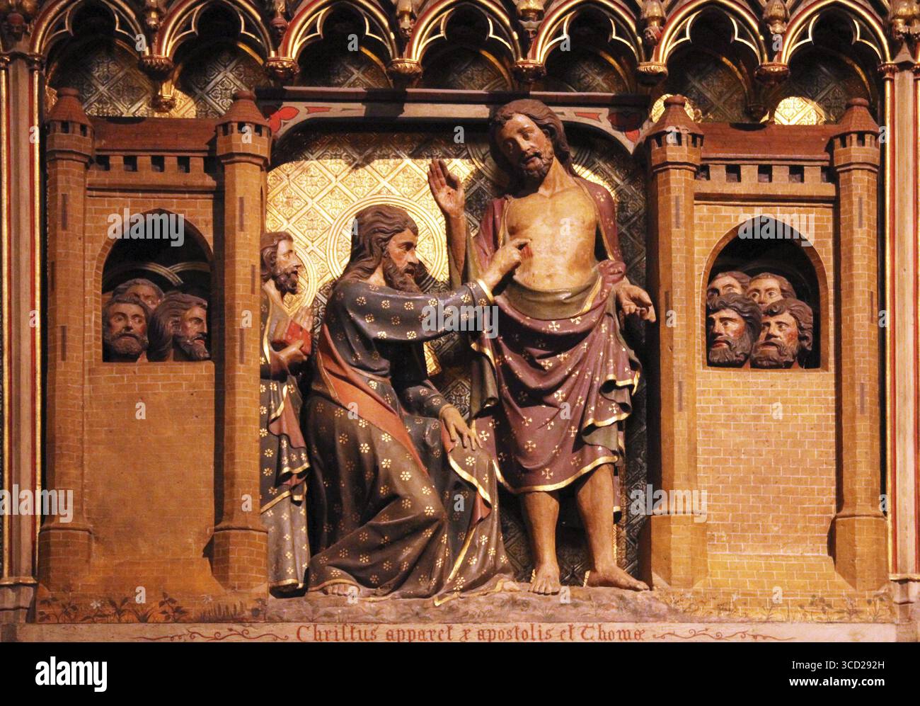 Aspetto di Thomas, fregio scolpito e dipinto all'interno della cattedrale di Notre Dame a Parigi, Francia Foto Stock