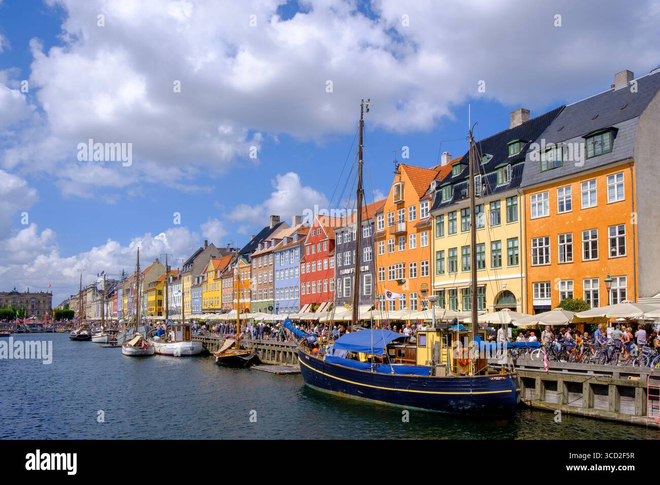Edifici colorati lungo il canale Nyhavn, Copenhagen Foto Stock