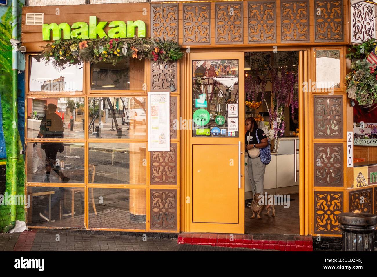 LONDRA - 28 LUGLIO 2025: Ristorante malese Makan in Portobello Road a Notting Hill, nel centro di Londra ovest Foto Stock
