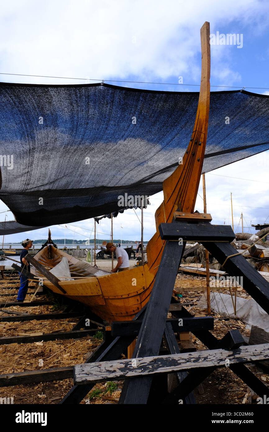 Nave vichinga in costruzione con metodi tradizionali, cantiere navale Roskilde Viking Ship Museum, Danimarca Foto Stock