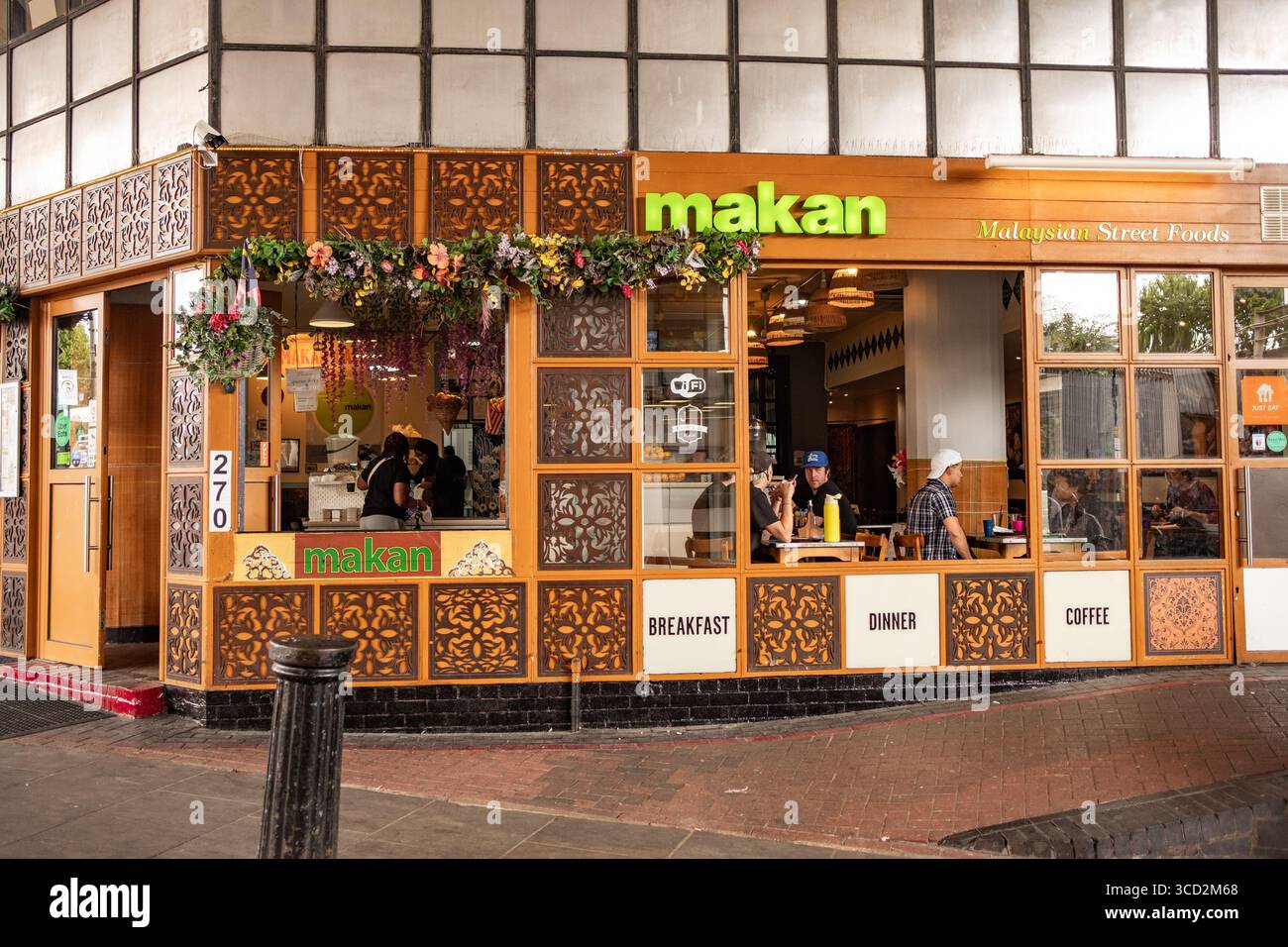 LONDRA - 28 LUGLIO 2025: Ristorante malese Makan in Portobello Road a Notting Hill, nel centro di Londra ovest Foto Stock