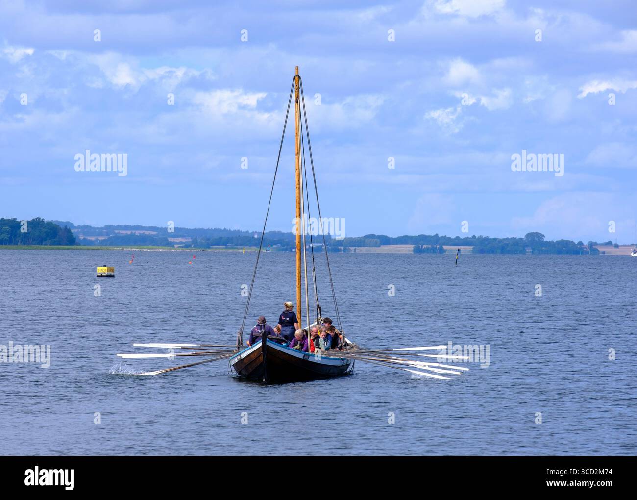 I turisti navigano replica della barca vichinga al Roskilde Viking Ship Museum, Danimarca Foto Stock