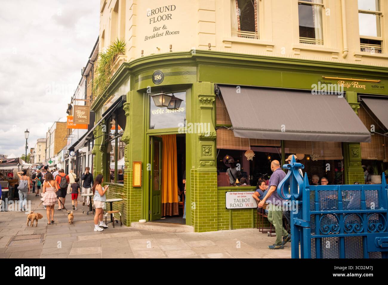 LONDRA - 28 LUGLIO 2025: Bar bar ristorante Dishoom Permit Room in Portobello Road a Notting Hill. Cucina indiana moderna Foto Stock