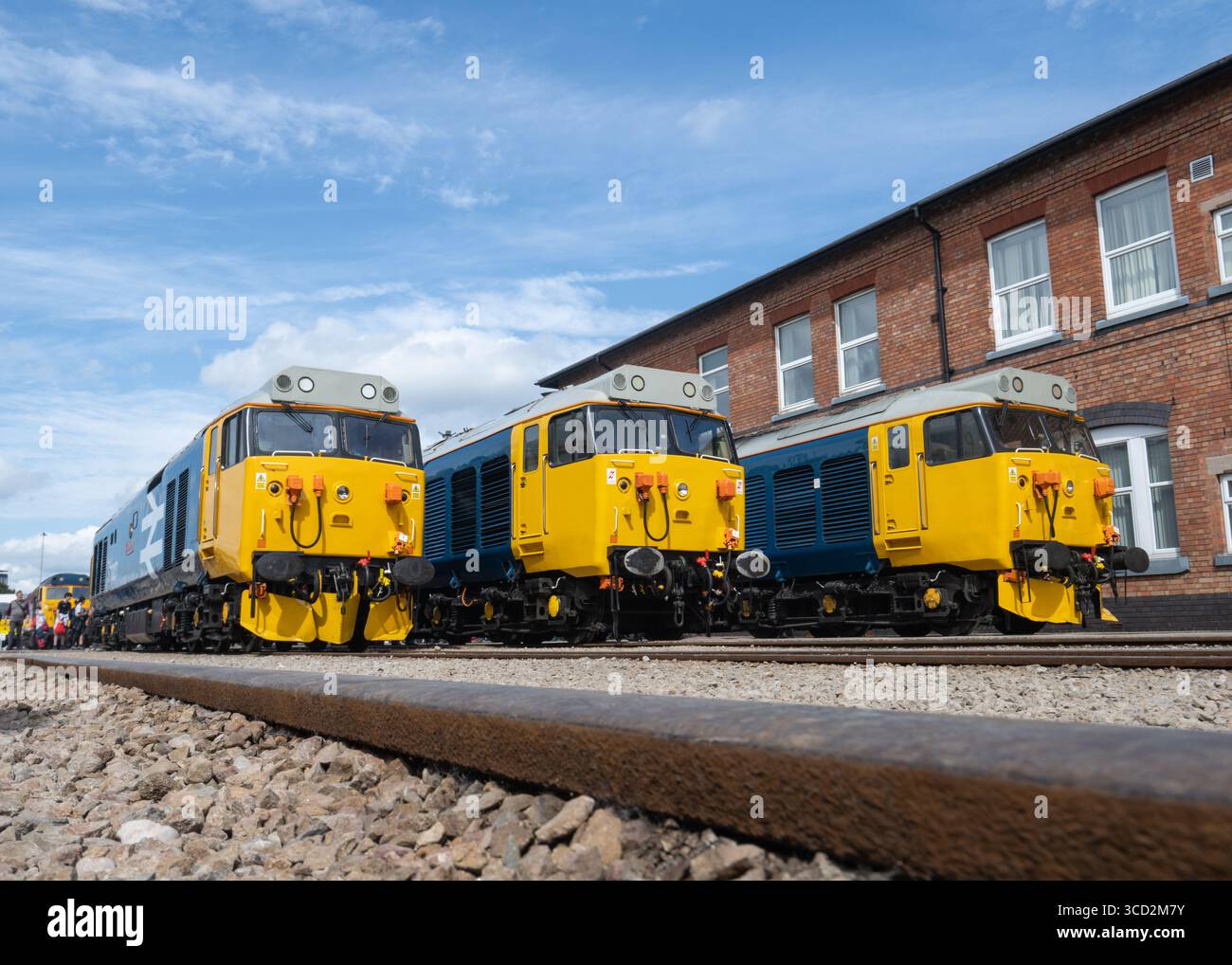 Derby Litchurch Lane Works, Litchurch Lane, Derby, Inghilterra, 3 agosto 2025. Una visione generale di una classe 50 britannica di tre Electric Type 4 durante l’Alstom presenta «The Greatest Gathering». (Immagine di credito: ©Cody Froggatt/Alamy Live News) Foto Stock Derby Litchurch Lane Works, Litchurch Lane, Derby, Inghilterra, 3 agosto 2025. Una visione generale di una classe 50 britannica di tre Electric Type 4 durante l’Alstom presenta «The Greatest Gathering». (Immagine di credito: ©Cody Froggatt/Alamy Live News) Foto Stock