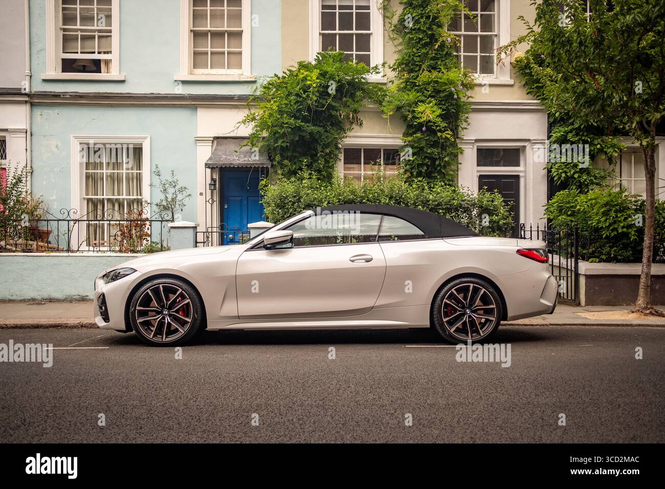 LONDRA - 28 LUGLIO 2025: BMW 420i Convertibile parcheggiata su strada urbana. Serie 4 Drop TOP Foto Stock