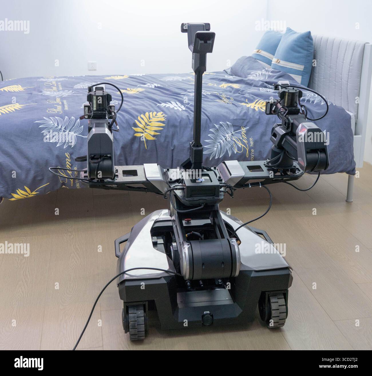 (250812) -- PECHINO, 12 agosto 2025 (Xinhua) -- Un robot per la pulizia della casa è esposto alla World robot Conference (WRC) 2025 a Pechino, capitale della Cina, 8 agosto 2025. Il WRC 2025 presenta una tecnologia di intelligenza incorporata in rapido sviluppo, con robot umanoidi come punto di forza, dimostrando progressi significativi raggiunti a livello globale e in particolare in Cina, mentre l'evento serve anche a illuminare una vasta gamma di scenari di applicazioni commerciali future. A tema "Making Robots Smarter, Making Embodied Agents More Intelligent", la conferenza di cinque giorni che si è aperta l'8 agosto presenta forum, exh Foto Stock