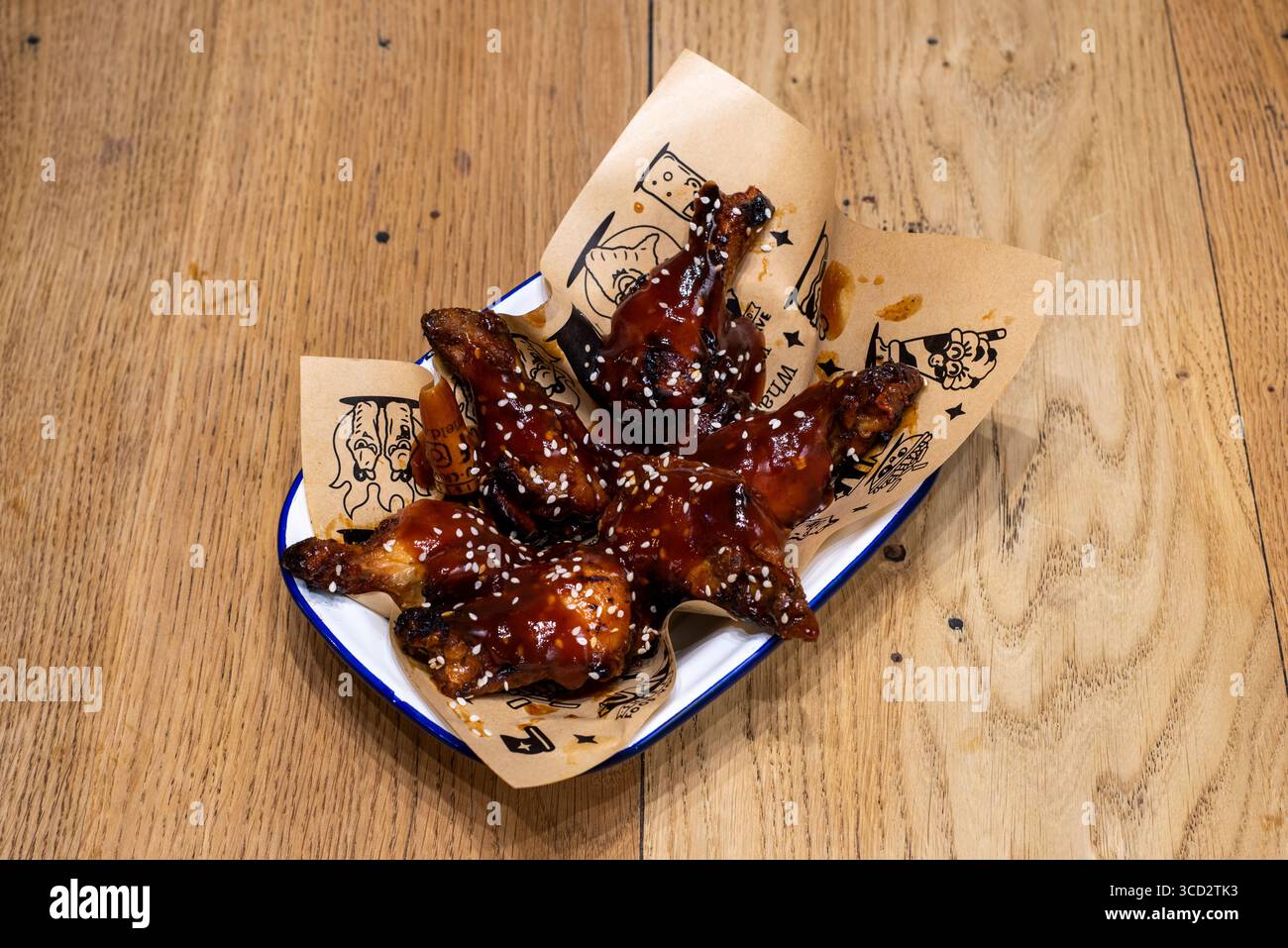 Sheffield, Regno Unito 17 marzo 2020: Korean Wings – ali di pollo in salsa piccante di peperoncino barbecue di Unit Sheffield Foto Stock