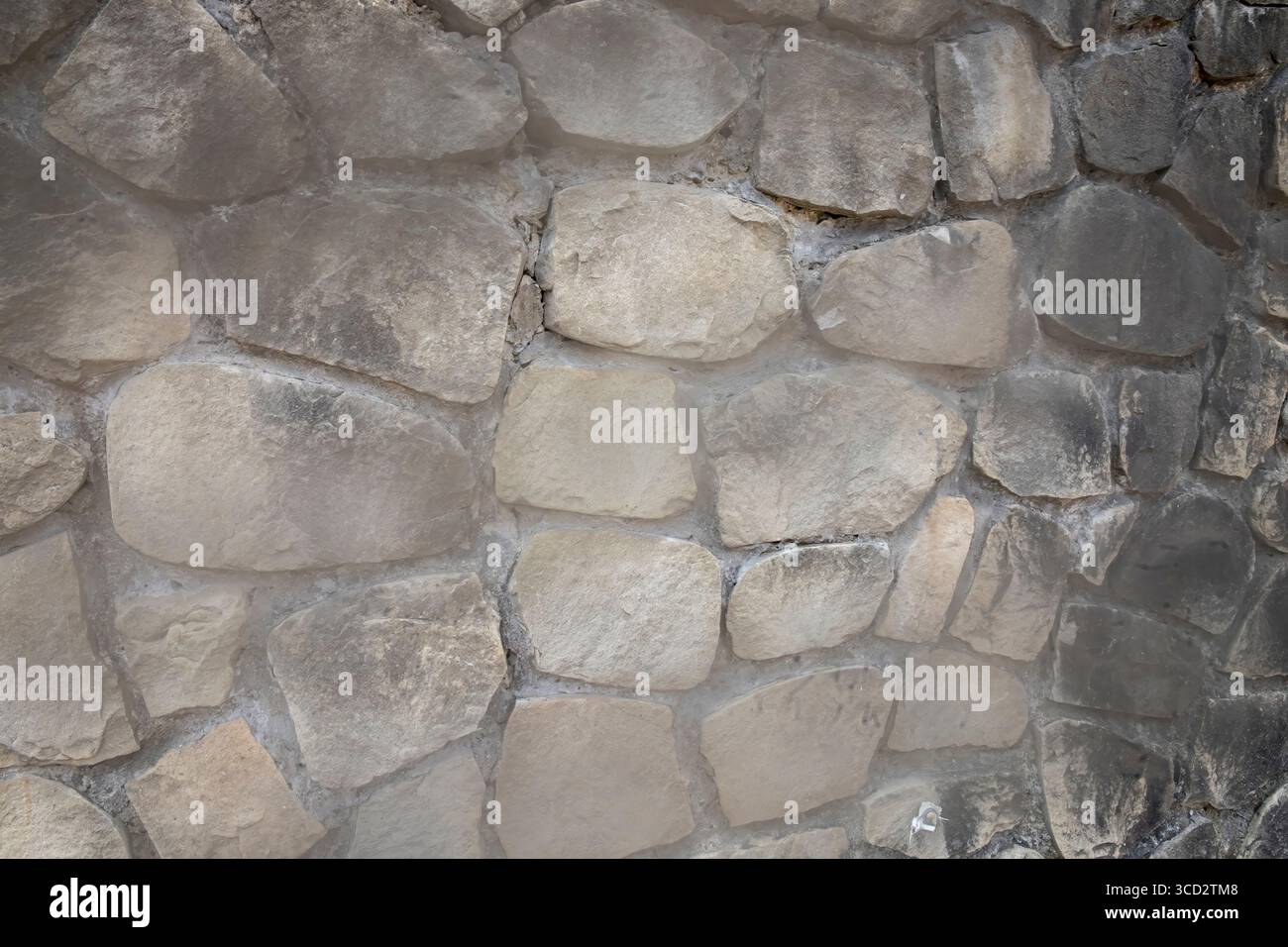 Primo piano di un muro di pietra naturale con forme irregolari e giunti di Malta. Sfondo rustico testurizzato per temi di architettura, costruzione o design. Foto Stock Primo piano di un muro di pietra naturale con forme irregolari e giunti di Malta. Sfondo rustico testurizzato per temi di architettura, costruzione o design. Foto Stock