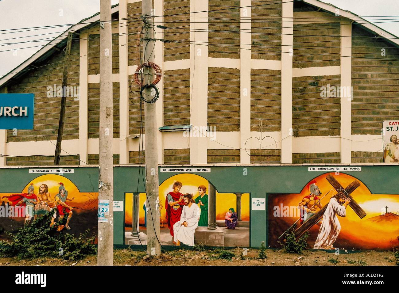 Vista dei dipinti spirituali sulle pareti della Chiesa cattolica di San Giuseppe nel sobborgo di Mlolongo nella contea di Machakos, Kenya Foto Stock