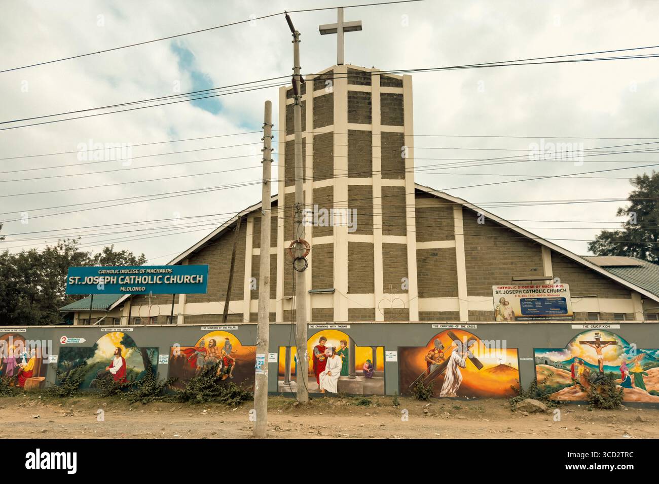 Vista dei dipinti spirituali sulle pareti della Chiesa cattolica di San Giuseppe nel sobborgo di Mlolongo nella contea di Machakos, Kenya Foto Stock