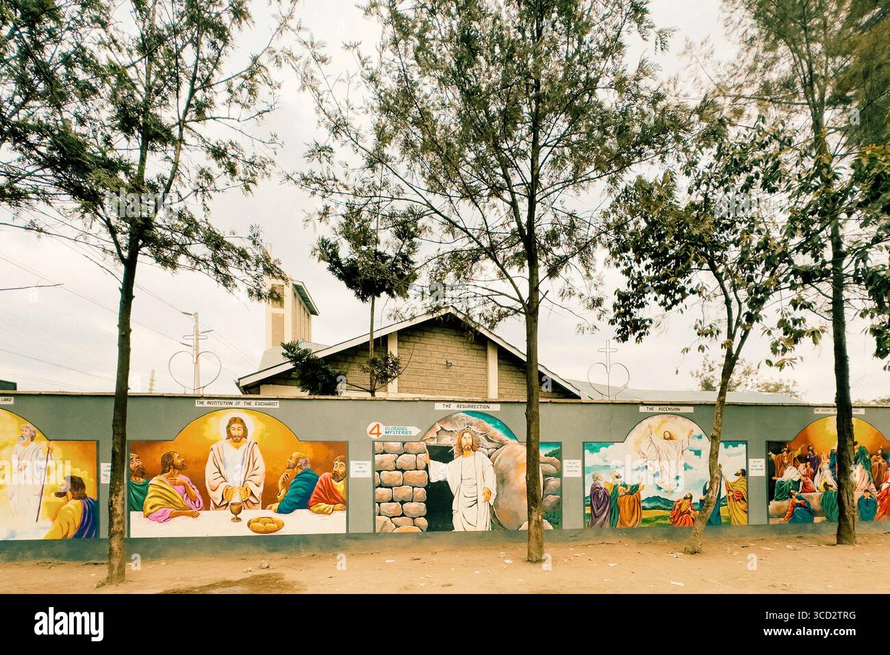 Vista dei dipinti spirituali sulle pareti della Chiesa cattolica di San Giuseppe nel sobborgo di Mlolongo nella contea di Machakos, Kenya Foto Stock