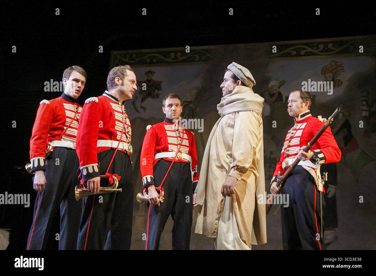 l-r: Hugh Skinner (Winterflood), Rick Warden (Hendrick), Tom McKay (Dickenson), Nabil Elouahabi (Afzal), Daniel Betts (McCann) in BUGLES AT THE GATES OF JALALABAD di Stephen Jeffreys al Tricycle Theatre, Londra NW6 24/04/2009 Part 1 of the Great Game: Afghanistan: Independence Director: Miriam Farabhngham: Inbasbhnhro: James Rubhnhnhnhnhngham Foto Stock