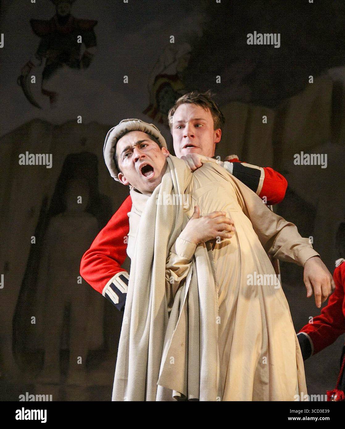 (Front) Nabil Elouahabi (Afzal), Hugh Skinner (Winterflood) in BUGLES AT THE GATE OF JALALABAD di Stephen Jeffreys al Tricycle Theatre, Londra NW6 24/04/2009 parte 1 del grande gioco: Afghanistan: Invasioni e indipendenza design: Miriam Nabarro illuminazione: James Farncombe direttore: Indhu Rubasingham Foto Stock