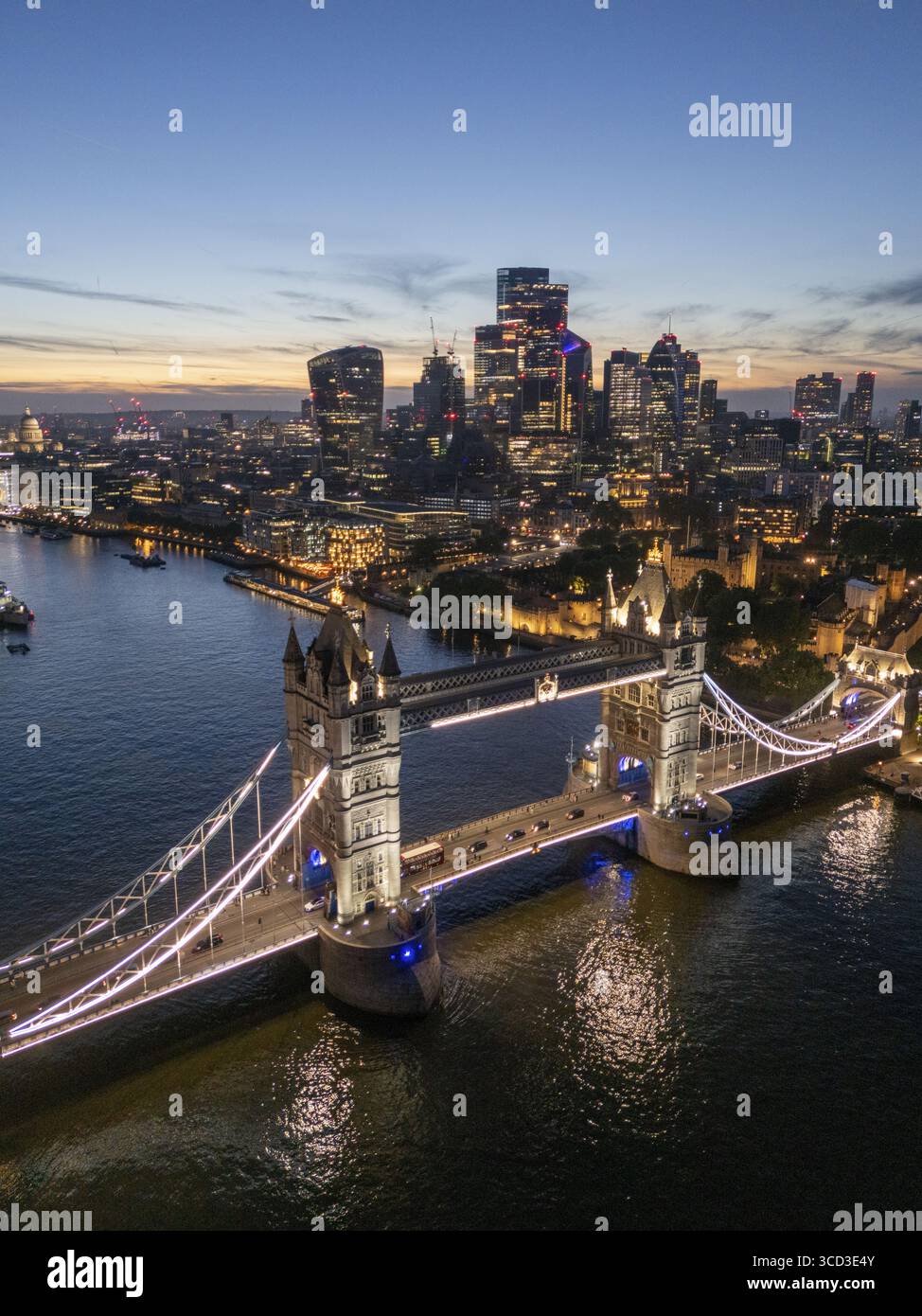 Veduta aerea del ponte a torre illuminato sul tamigi con lo splendido skyline di londra di notte, londra, inghilterra, regno unito. Foto Stock