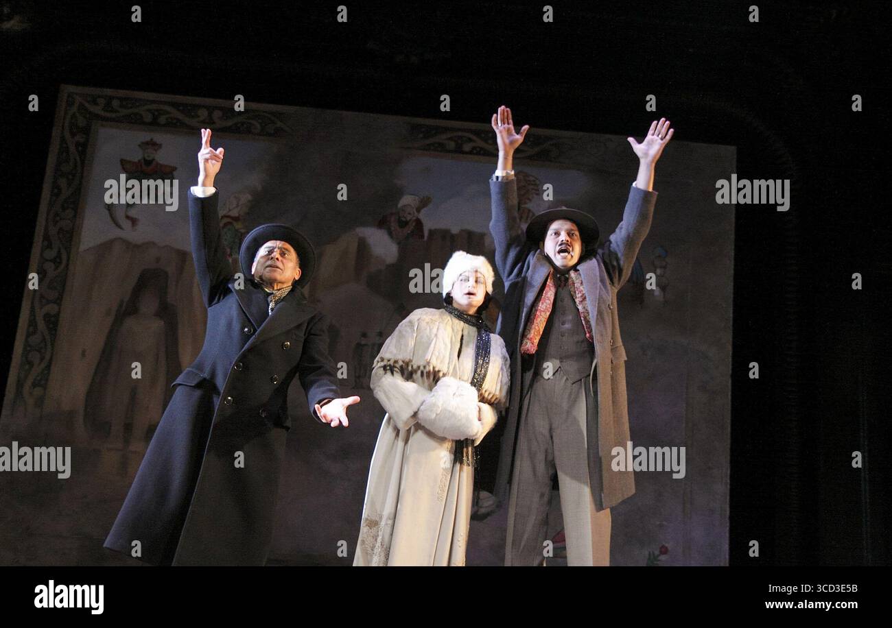 l-r: Vincent Ebrahim (Mahmud Tarzi), Jemima Rooper (Soroya Tarzi), Sagar Arya (Amanullah Khan) in NOW IS THE TIME di Joy Wilkinson al Tricycle Theatre, Londra NW6 24/04/2009 parte 1 di The Great Game: Afghanistan: Invasion & Independence design: Pamela Howard regista: Nicolas Kent Foto Stock