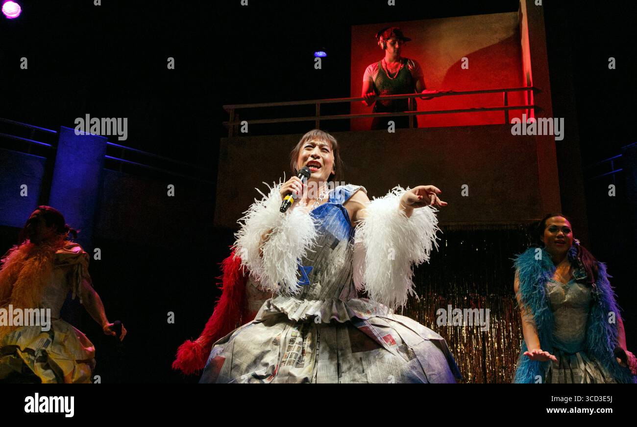 Centro: Francis Jue (Sally) con (in alto) Tom Oakley (DJ) in BAMBOLE DI CARTA DI Philip Himberg al Tricycle Theatre, Londra NW6 06/03/2013 musica: Nigel Lilley, Ben Ringham & Max Ringham design: Richard Kent illuminazione: Oliver Fenwick coreografo: Alistair David regista: Indhu Rubasingham Foto Stock