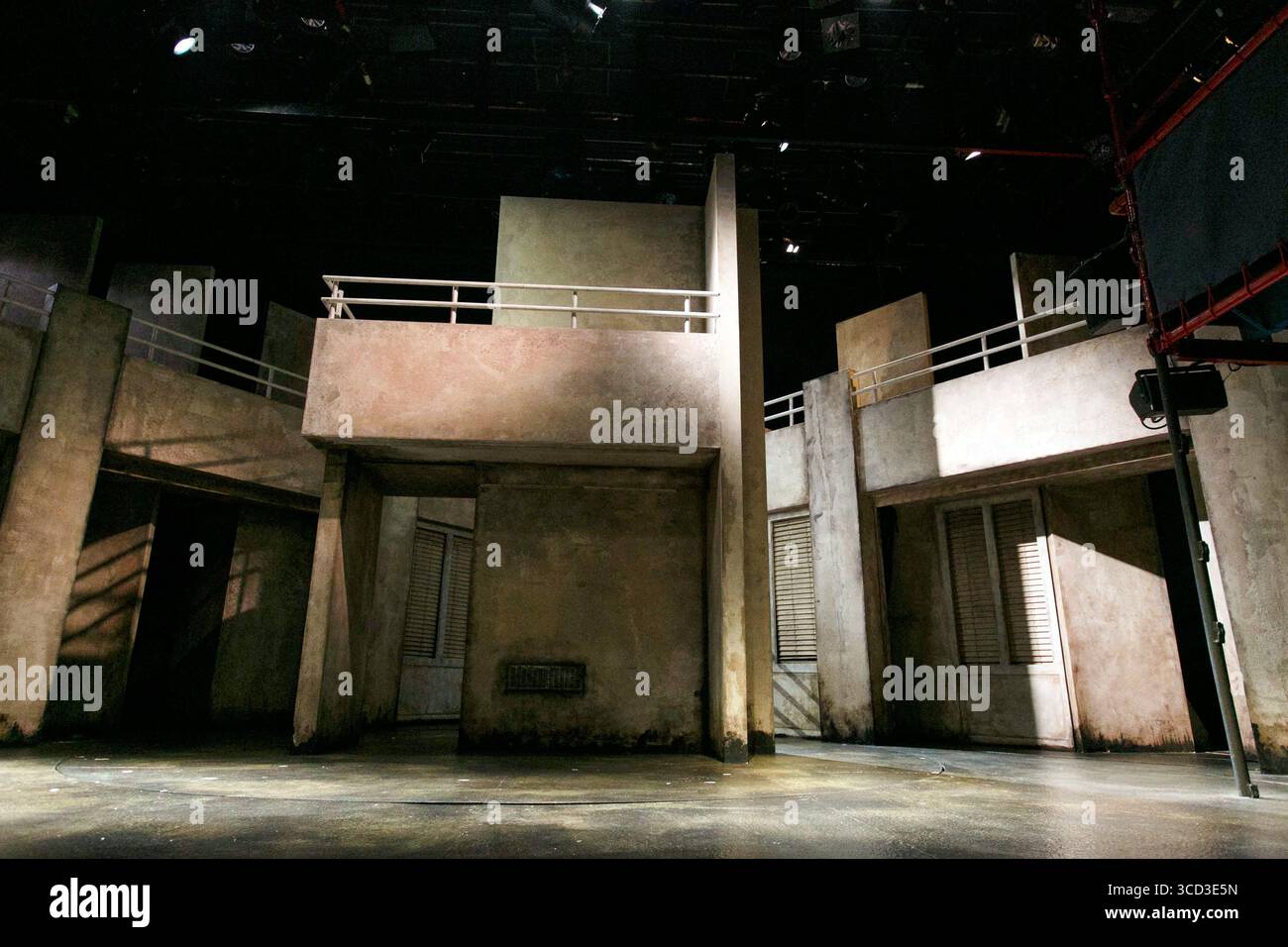 Scenografia per BAMBOLE DI CARTA DI Philip Himberg al Tricycle Theatre, Londra NW6 06/03/2013 musica: Nigel Lilley, Ben Ringham & Max Ringham design: Richard Kent illuminazione: Oliver Fenwick coreografo: Alistair David regista: Indhu Rubasingham Foto Stock