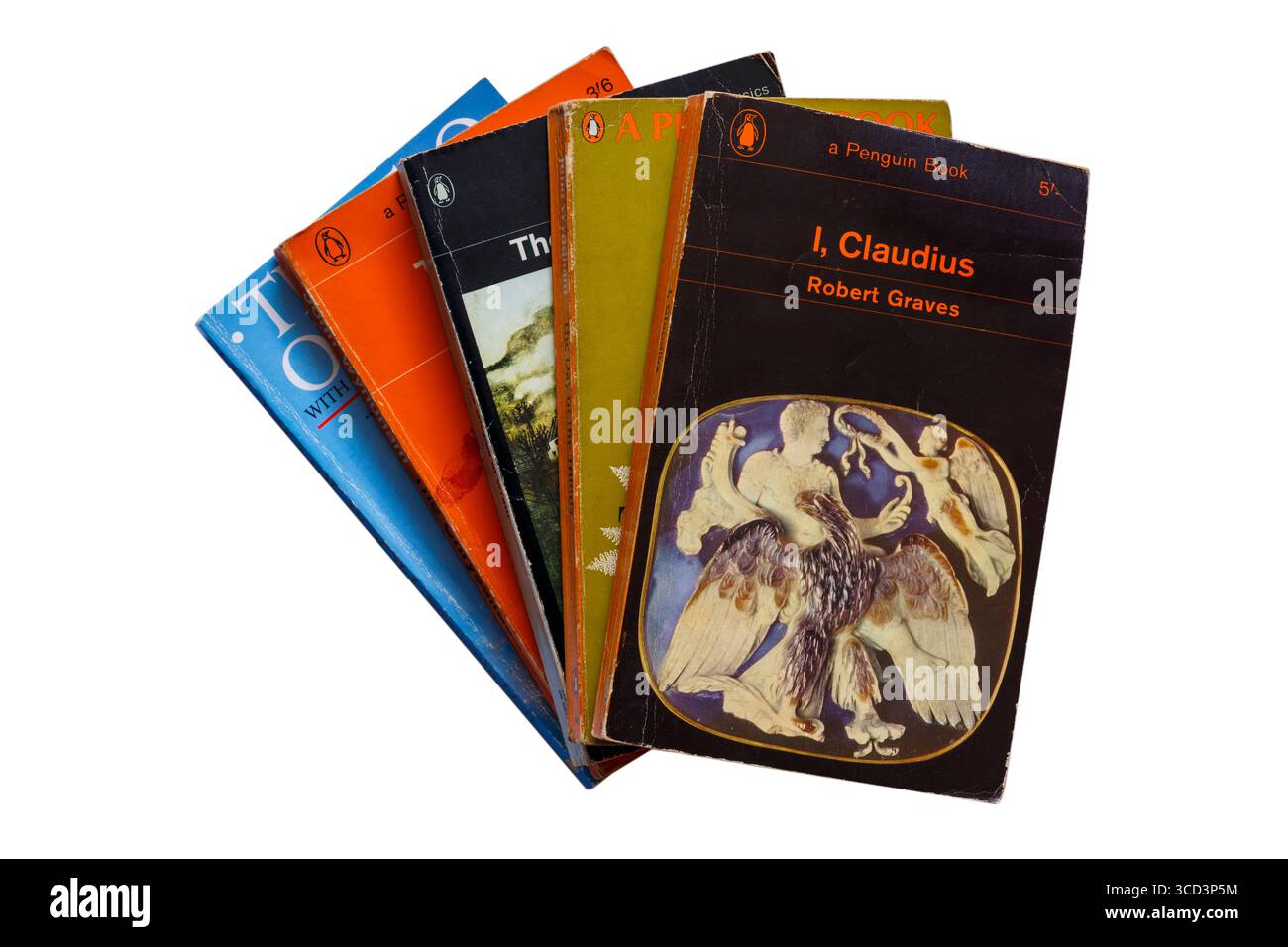 Selezione di libri d'epoca ben usati con i, Claudius di Robert Graves in alto isolato su sfondo bianco - un romanzo storico pubblicato nel 1934 Foto Stock