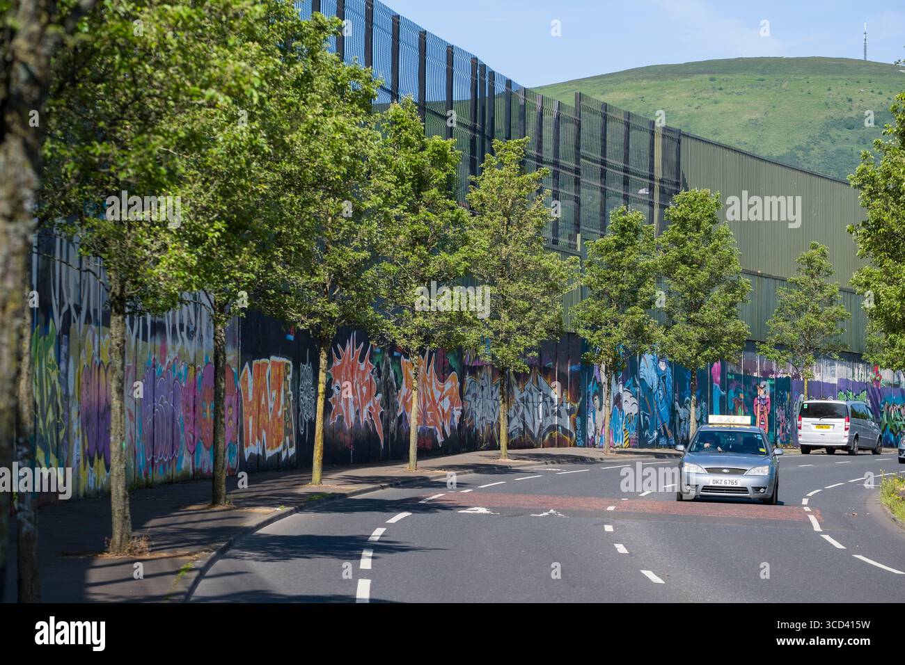 Murales colorati dipinti su Peace Walls, Cupar Way, Belfast, Contea di Antrim, Irlanda del Nord, Regno Unito Foto Stock