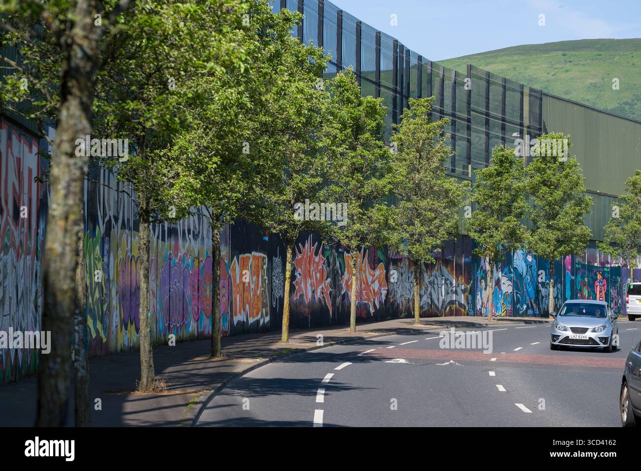 Murales colorati dipinti su Peace Walls, Cupar Way, Belfast, Contea di Antrim, Irlanda del Nord, Regno Unito Foto Stock
