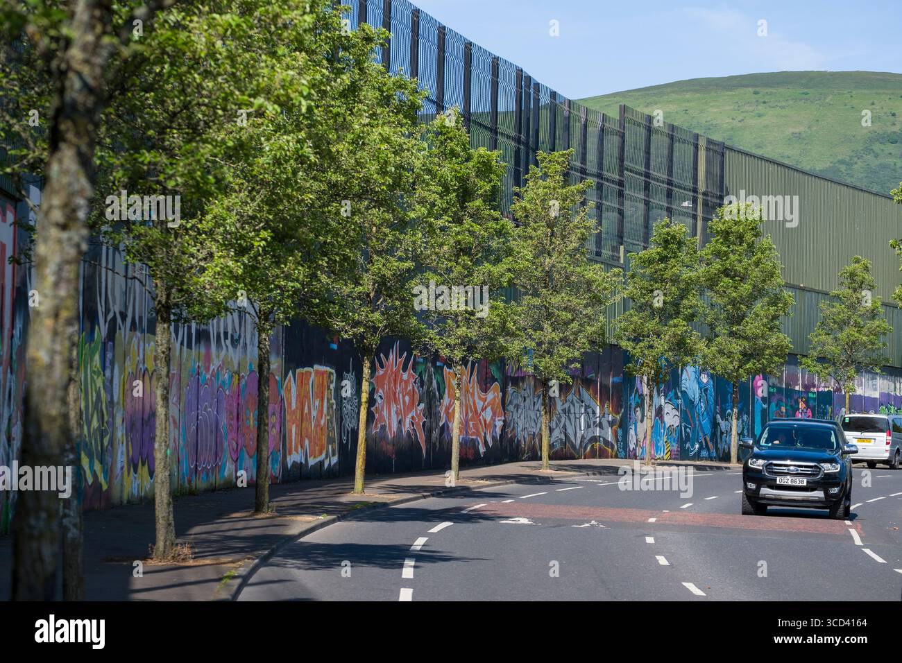 Murales colorati dipinti su Peace Walls, Cupar Way, Belfast, Contea di Antrim, Irlanda del Nord, Regno Unito Foto Stock