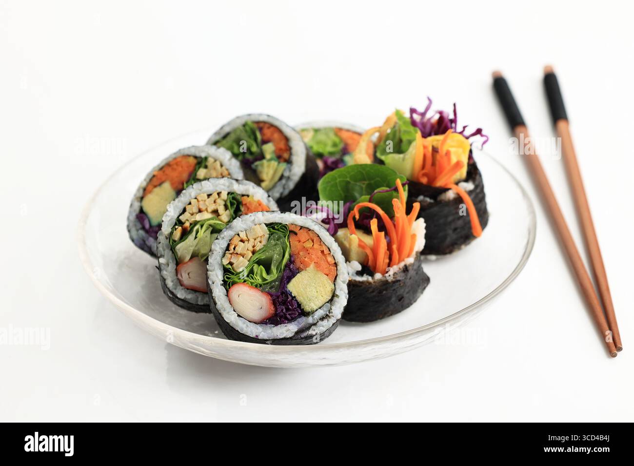 Kimbap coreano o Gimbap, Rice Roll preparato con ingredienti vari, uova, carote, cavolo viola, Eomuk, e lattuga. Isolato su White Table Foto Stock