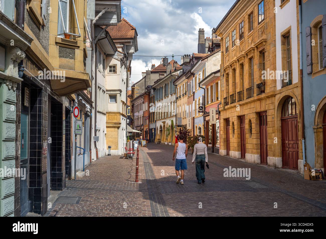 Yverdon les Bains, Svizzera - 24 luglio 2025: Una pittoresca scena di strada in un'affascinante cittadina europea, caratterizzata da edifici colorati e lastricati Foto Stock