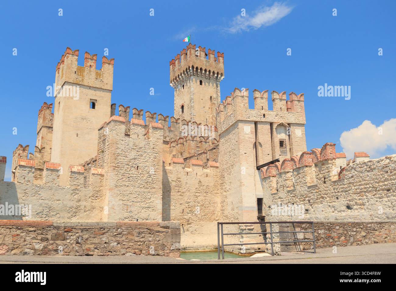 I visitatori potranno ammirare l'imponente Castello Scaligero di Sirmione, uno splendido esempio di architettura medievale. Il castello sorge ai margini del Lago di Garda Foto Stock