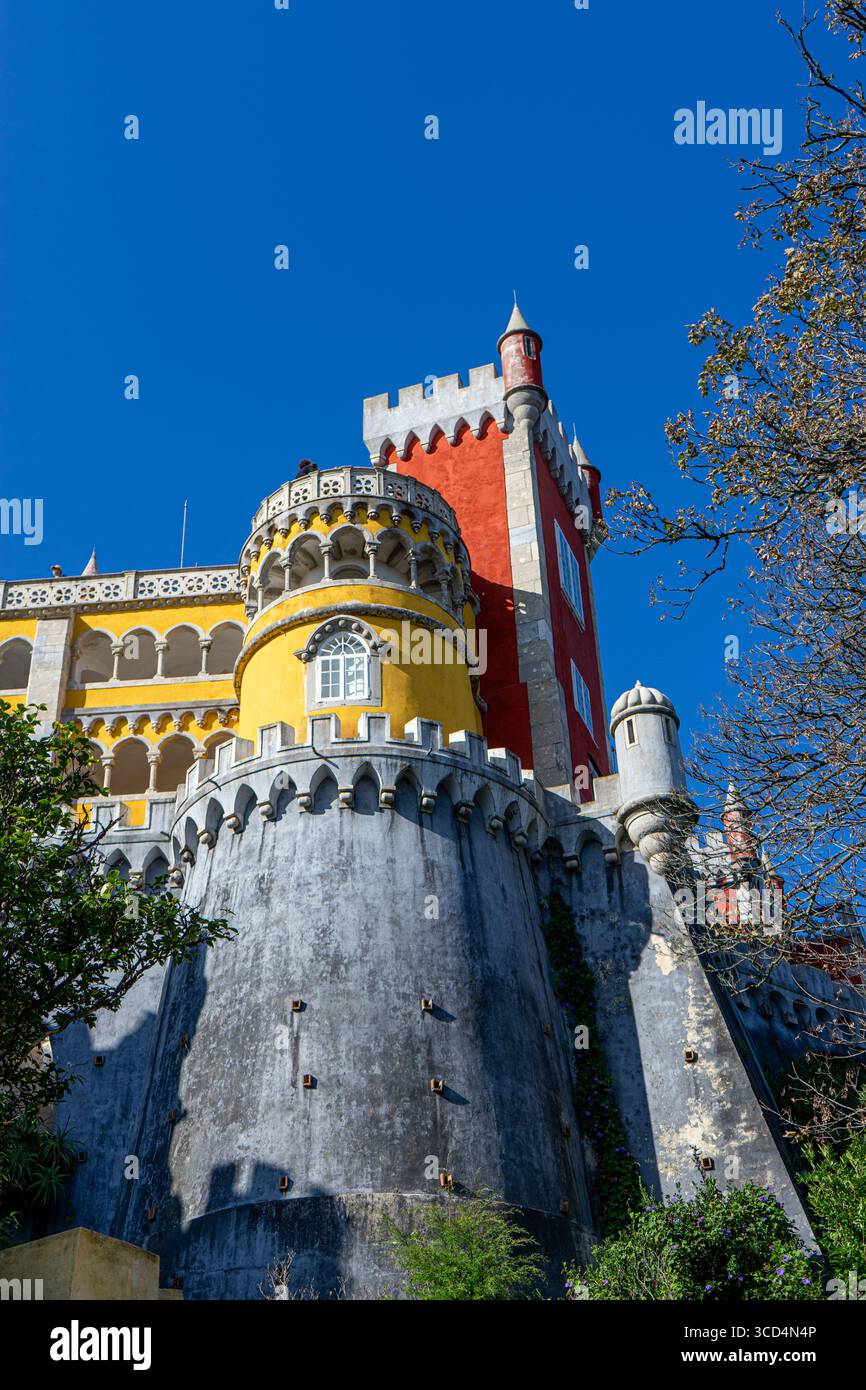 21.10.2019, Sintra, Portogallo - colorato Palazzo da pena con torri rosse e gialle e architettura dettagliata contro un cielo azzurro Foto Stock