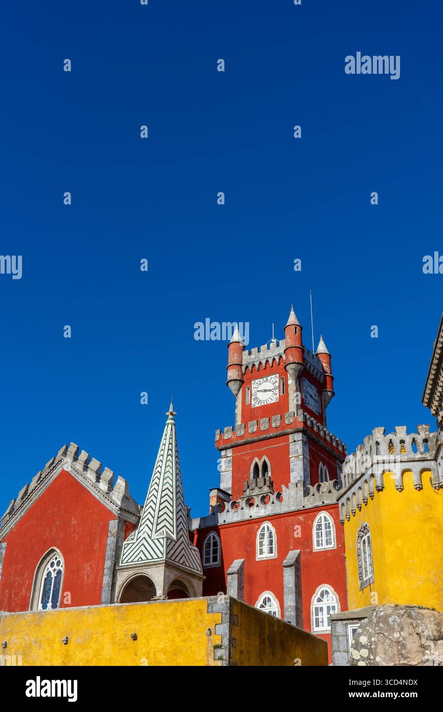 Colorato Palazzo da pena con torri rosse e gialle contro un cielo blu limpido, sito patrimonio dell'umanità dell'UNESCO. Foto Stock