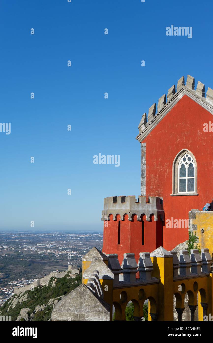 Colorato Palazzo da pena con torri rosse e gialle contro un cielo blu limpido, sito patrimonio dell'umanità dell'UNESCO. Foto Stock