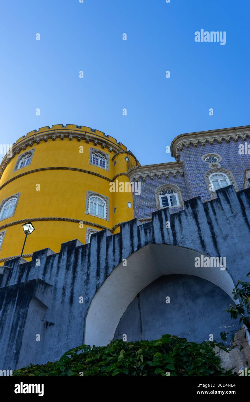 Colorato Palazzo da pena con torri rosse e gialle contro un cielo blu limpido, sito patrimonio dell'umanità dell'UNESCO. Foto Stock