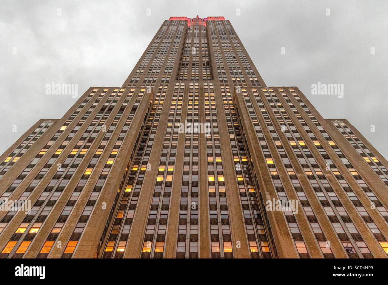 Vista a livello della strada guardando verso l'Empire State Building, Manhattan, New York, Stati Uniti, catturando l'architettura iconica e lo skyline della città, in prima serata Foto Stock