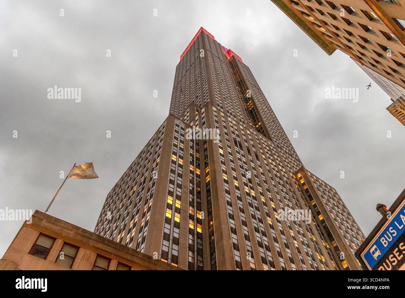 Vista a livello della strada guardando verso l'Empire State Building, Manhattan, New York, Stati Uniti, catturando l'architettura iconica e lo skyline della città, in prima serata Foto Stock