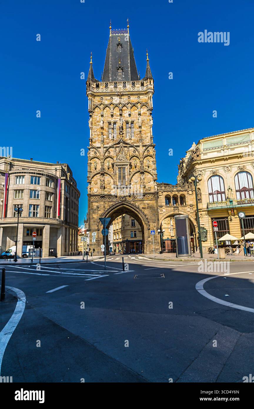 Una vista verso la Torre delle polveri nel centro di Praga in primavera Foto Stock