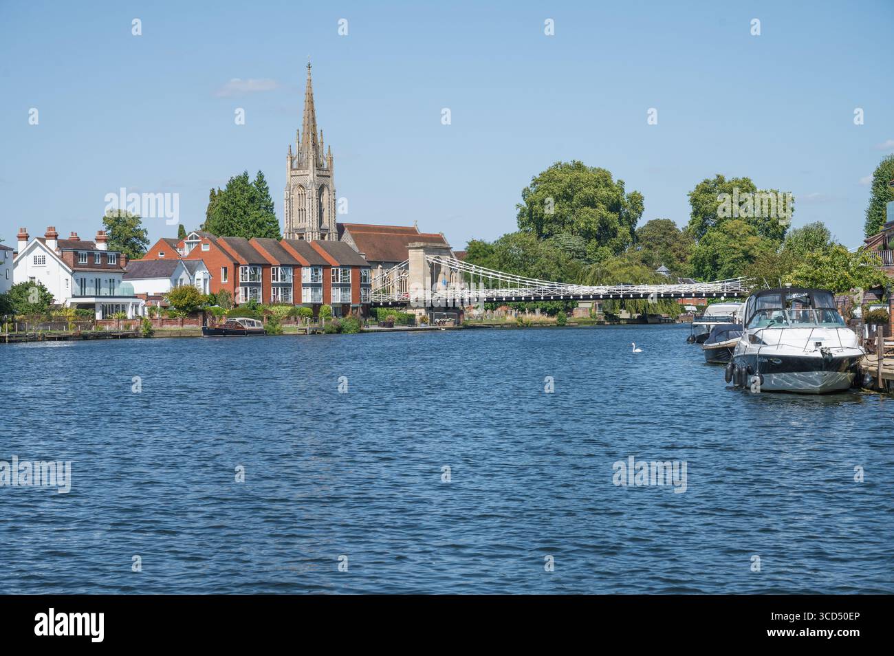 Vista da metà fiume verso Marlow Bridge e All Saints Church Buckinghamshire Inghilterra Regno Unito Foto Stock