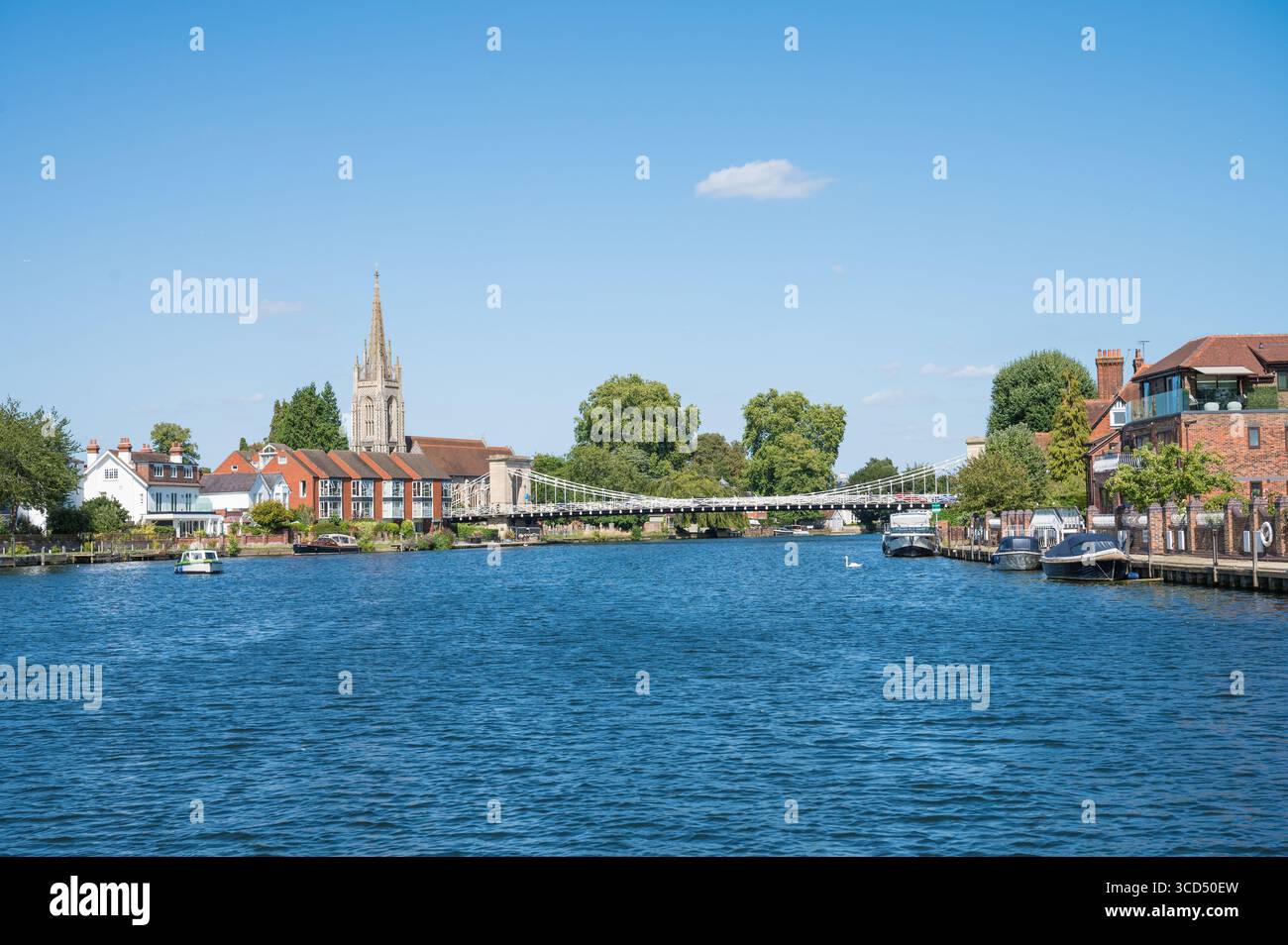 Vista da metà fiume verso Marlow Bridge e All Saints Church Buckinghamshire Inghilterra Regno Unito Foto Stock