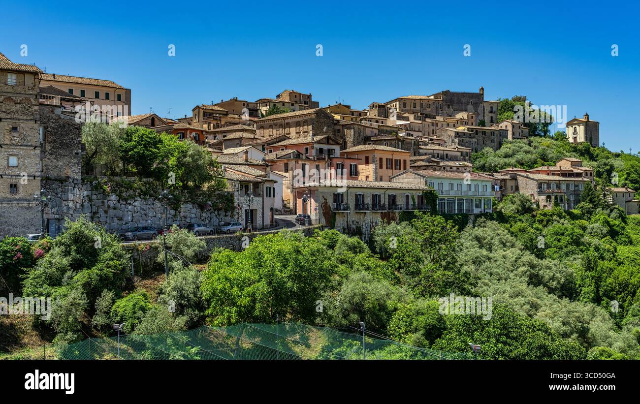 Panorama della città di Arpino con le mura poligonali che caratterizzano la sua architettura storica. Arpino, Frosinone, Lazio, Italia, Europa Foto Stock