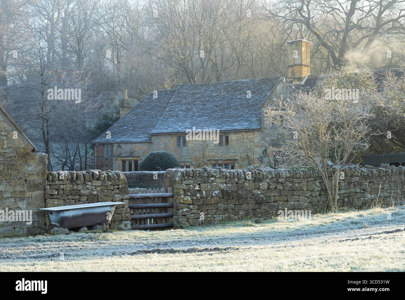 Cottage in pietra Cotswold con gelo, Gloucestershire, Inghilterra Foto Stock