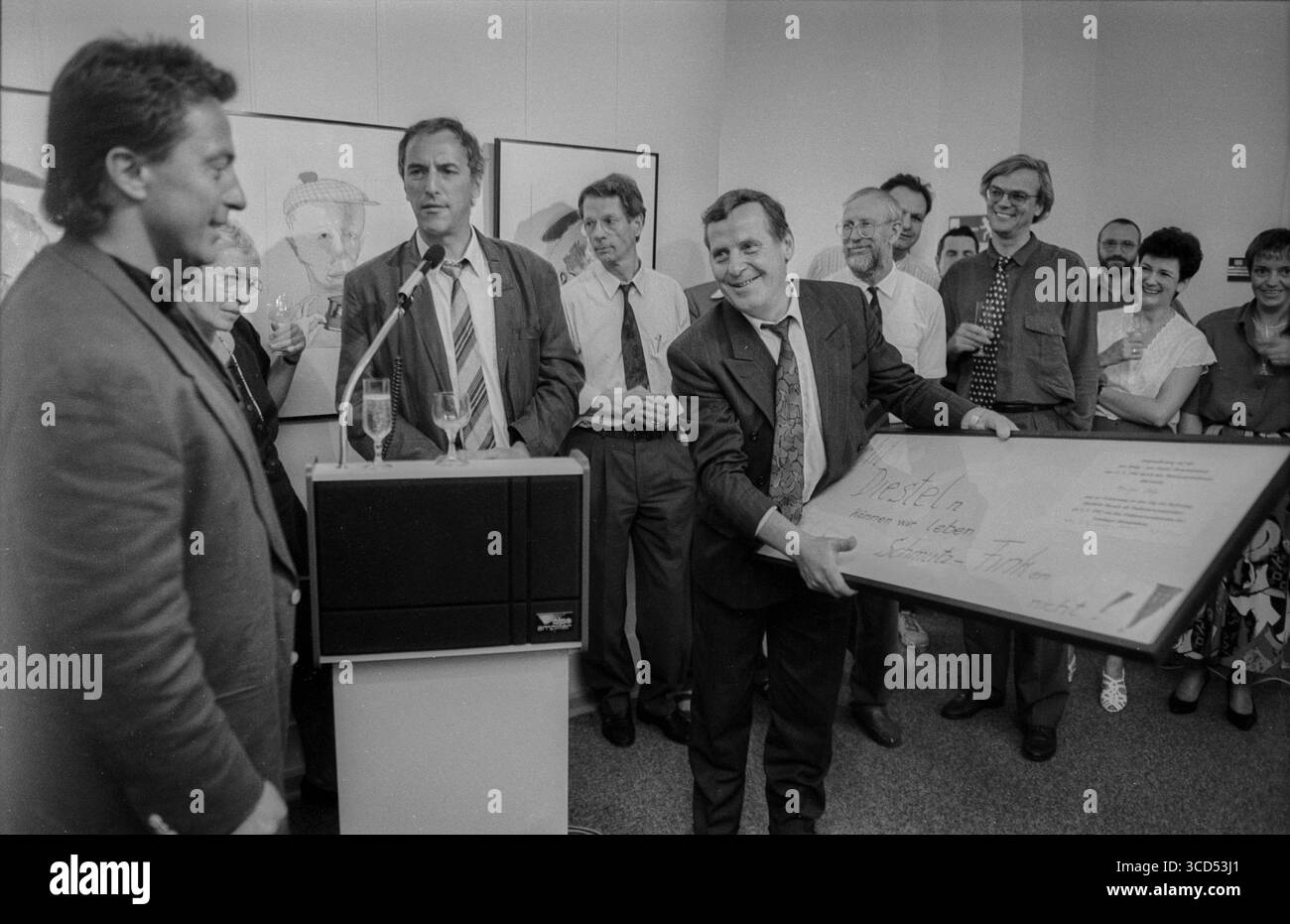 Germania, Potsdam, 3 giugno 1992, Peter-Michael Diestel, CDU - membro del Parlamento dello Stato di Brandeburgo, Lothar Bisky (PDS): Caso Fink: Possiamo vivere Foto Stock