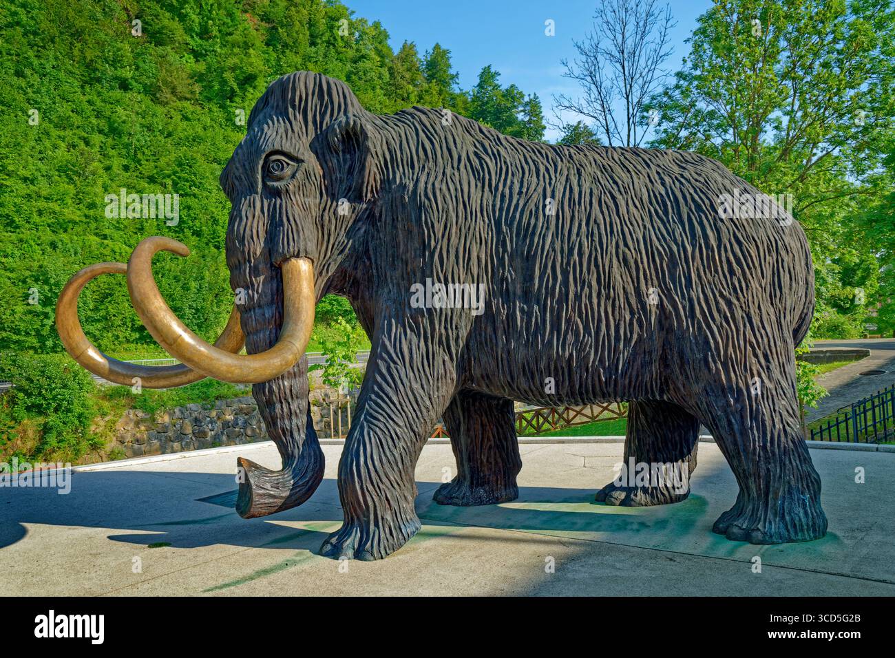 Un modello di costruzione Mammoth a grandezza naturale a Kamnik vicino Lubiana, capitale della Slovenia. Foto Stock