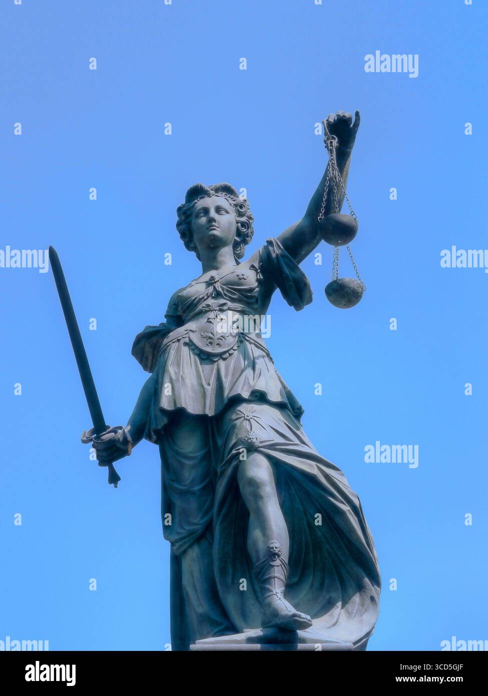 francoforte. germania - monumento della giustizia dalla cima della fontana della giustizia con cielo blu sullo sfondo alla luce del giorno Foto Stock