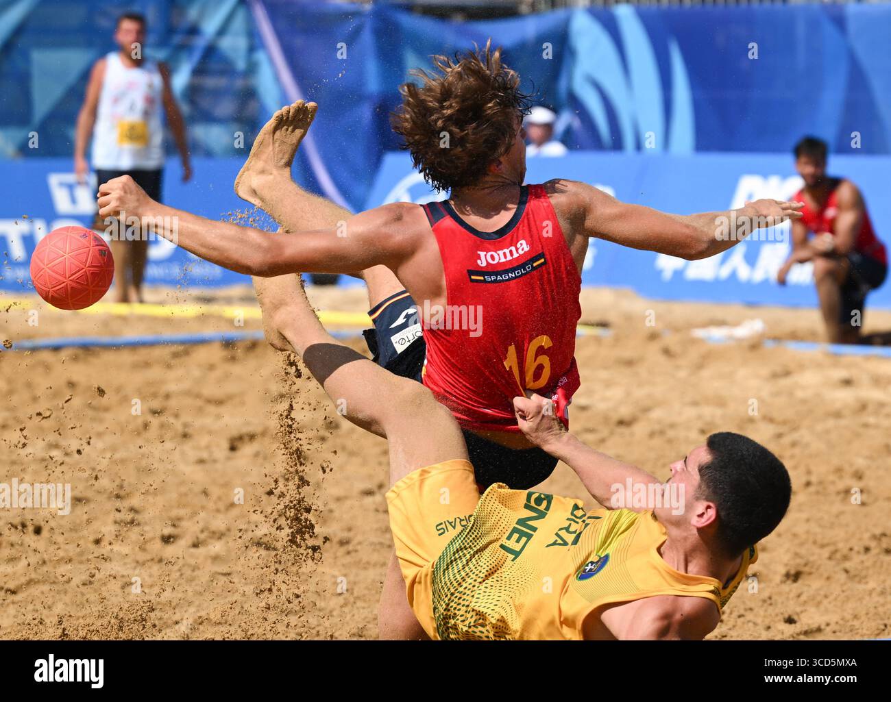 Chengdu, la provincia cinese del Sichuan. 12 agosto 2025. Mario Miranda Sirvent (top) della Spagna e Gustavo Morais del Brasile cadono durante la partita della medaglia di bronzo maschile di Beach Handball ai Giochi del mondo 2025 a Chengdu, nella provincia cinese del Sichuan, 12 agosto 2025. Crediti: Chen Zhenhai/Xinhua/Alamy Live News Foto Stock