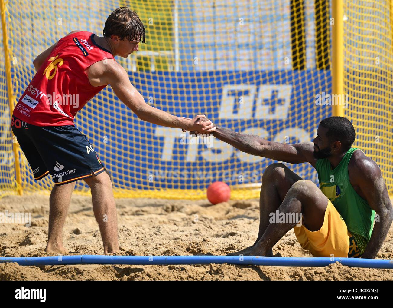 Chengdu, la provincia cinese del Sichuan. 12 agosto 2025. Mario Miranda Sirvent (L) di Spagna tira Andre de Oliveira del Brasile durante la partita della medaglia di bronzo maschile di Beach Handball ai Giochi del mondo 2025 a Chengdu, nella provincia del Sichuan, nel sud-ovest della Cina, 12 agosto 2025. Crediti: Chen Zhenhai/Xinhua/Alamy Live News Foto Stock
