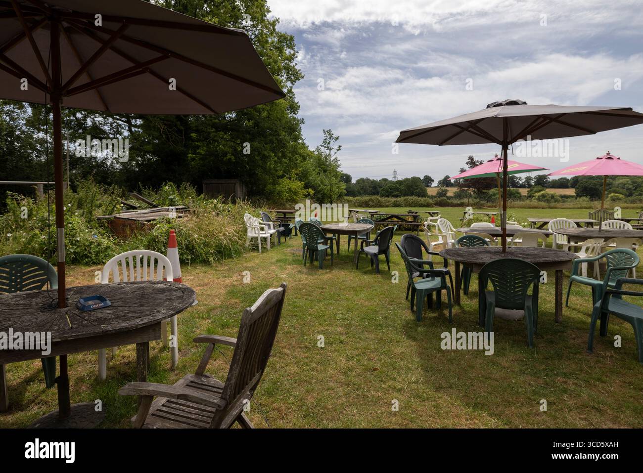 The White Horse a Maplehurst, West Sussex, di proprietà di Beth e Simon Johnson dal 1982, il pub noto per la sua tradizionale atmosfera di campagna, l'Inghilterra. Foto Stock