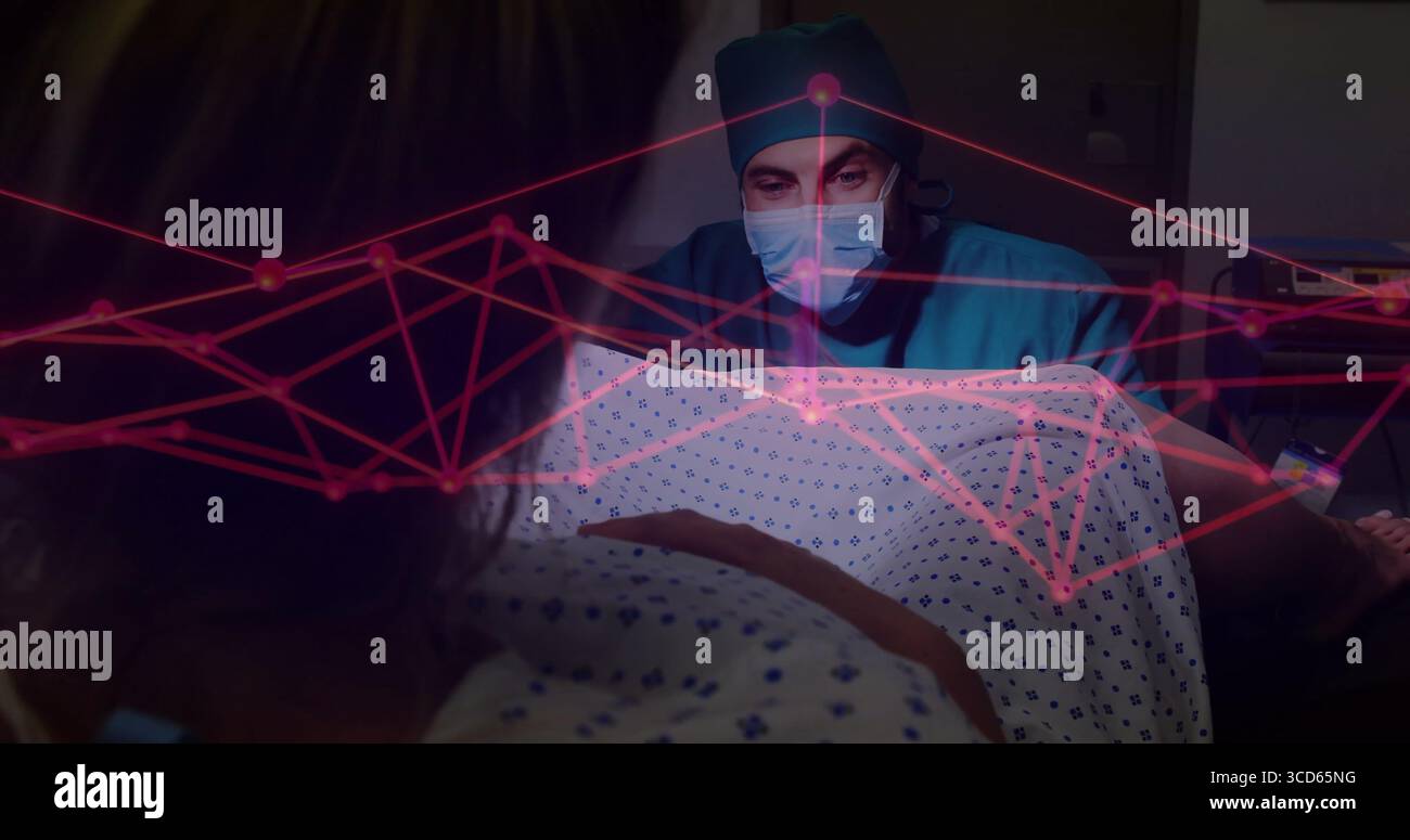 Medico esaminante che si appoggia al paziente in camice a motivi sul letto d'ospedale, con sovrapposizione digitale rossa Foto Stock